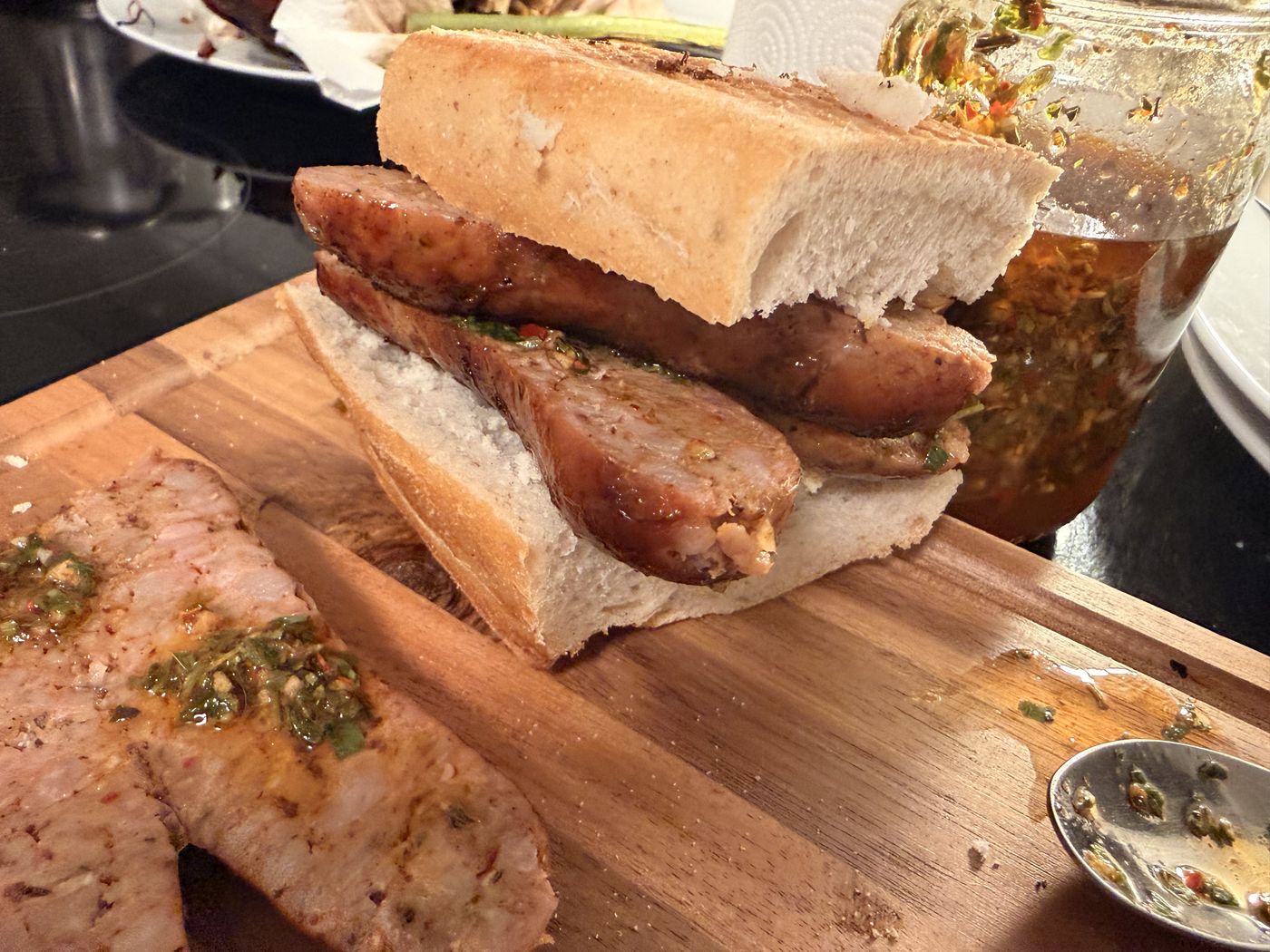 Choripán — grillet argentinsk chorizo i sprødt brød