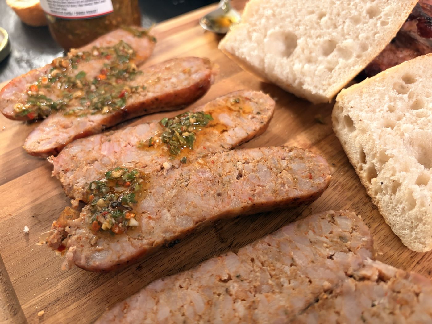 Nærbillede af grillet chorizo med chimichurri