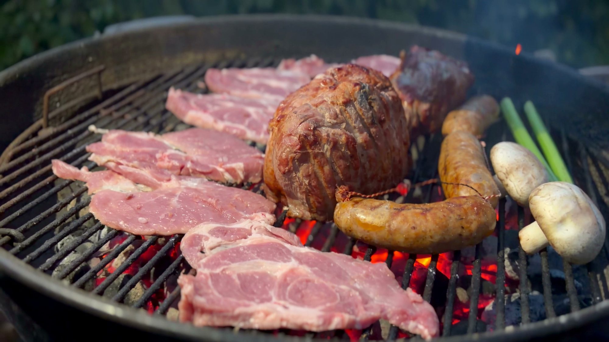 Chorizo og nakkefilet over gløderne på parrillaen